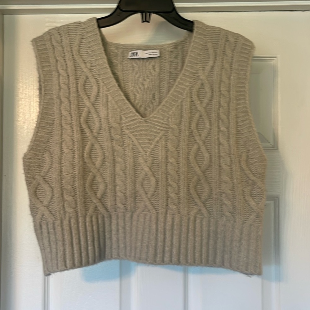 Zara - oversized beige/gray v neck cropped vest sweater - size S